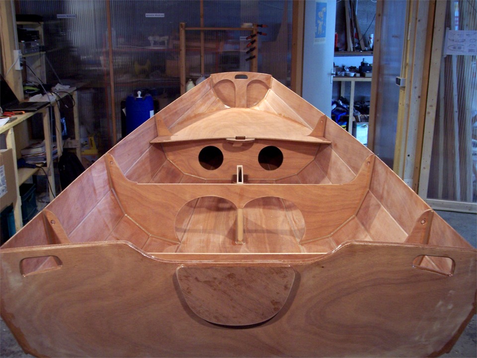 L'aspect "stéréo" de ces trappes jumelles ne nous a pas arrêtés. Il est en effet impossible de n'installer qu'une trappe centrale sur ce PassageMaker, du fait de la présence du mât lorsque le bateau est gréé. De plus, la largeur importante de ce caisson rend les deux trappes bien pratiques pour en extraire les objets qui y seront abrités. 