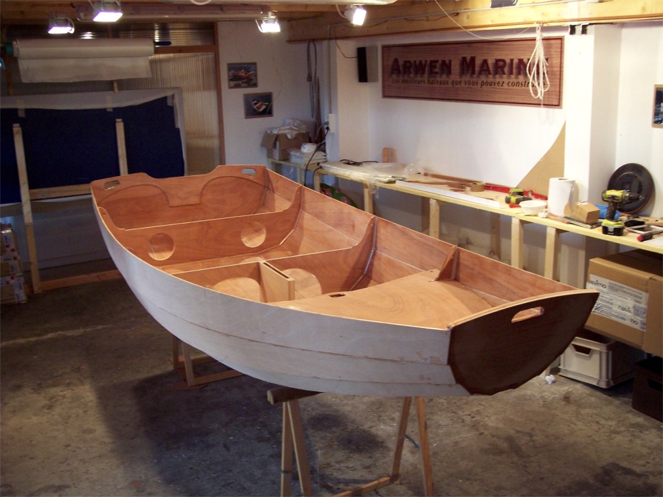 Trappes stéréo également à l'arrière, du fait de la présence future d'une batterie de moteur électrique au centre du caisson, juste contre la cloison : les deux trappes sont une obligation afin de pouvoir utiliser indépendamment les deux parties latérales de l'hénaurme caisson arrière. 