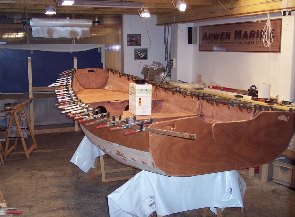 Collage des dessus de caissons et du banc central, ainsi que du premier pli des listons. 