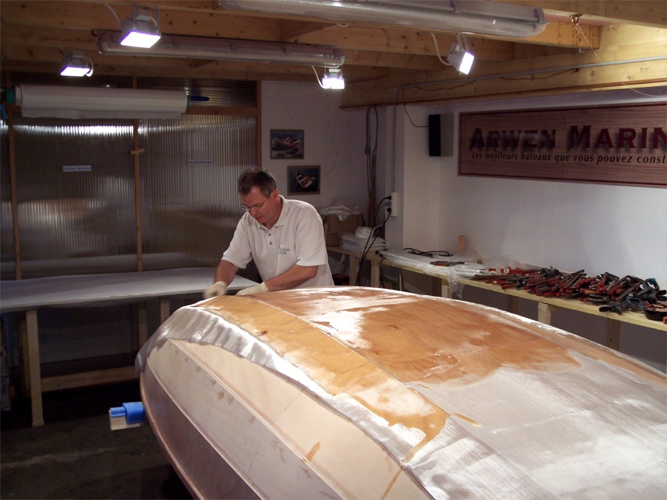 Nous avons retourné la coque afin de faire une seconde couche sur les joints, intouchés depuis le premier collage, et nous faisons ensuite la stratification sur l'extérieur de la coque. Comme sur l'intérieur, la stratification est limitée à la sole et à la première paire de bordés. 