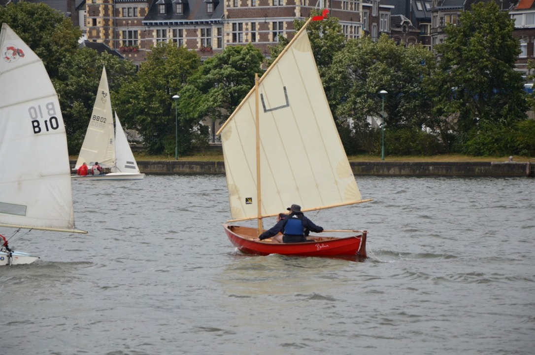 Et voici l'un des Skerry de Belgique (eh oui, maintenant ils sont deux !) : Benoit (&agrave; la barre) et Francis sur "Bahari" lors des 6 heures de Vis&eacute;, o&ugrave; ils sont class&eacute;s 26e sur 30, et donc l'honneur est sauf face &agrave; des d&eacute;riveurs modernes comme le 505 que l'on aper&ccedil;oit &agrave; l'arri&egrave;re-plan. 