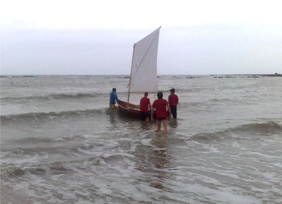 Denis m'écrit "Nos premières impressions : très facile à déplacer sur la plage, très bonne stabilité, même de travers dans les vagues et à 3 equipiers, bonne vitesse et bien manoeuvrant à la voile. Plutôt rapide et léger à l'aviron, que demander de mieux ..." Si j'étais l'architecte, j'en rougirais de bonheur ! 