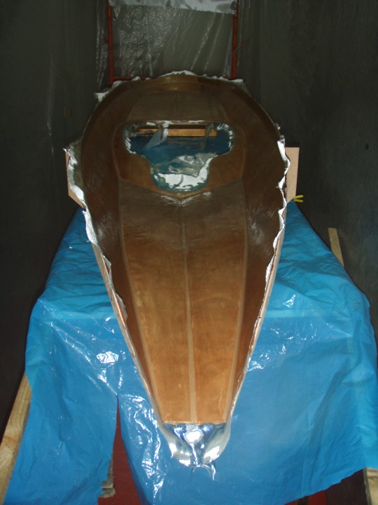 Et voici la stratification du pontage. Il n'y a plus qu'à laisser durcir (on voit que Charly a enclos un petit volume pour pouvoir chauffer et activer la prise de l'époxy). 