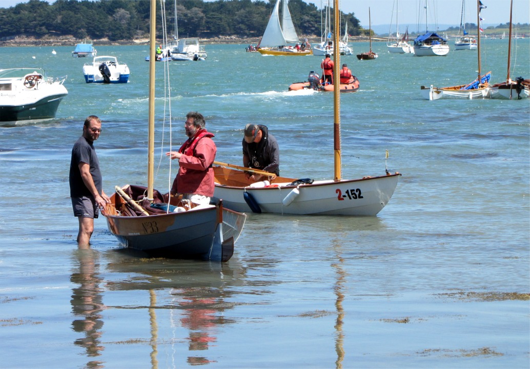 Denis m'envoie cette photo prise pendant la Semaine du Golfe (on voit "La Marie Pupuce" de Gérard à coté de mon "N°33"). Denis était sérieusement intéressé par le Skerry, au point qu'il s'est porté acquéreur du Skerry "Will o'The Whisp", qu'il a prévu d'aller chercher prochainement en Andalousie. 