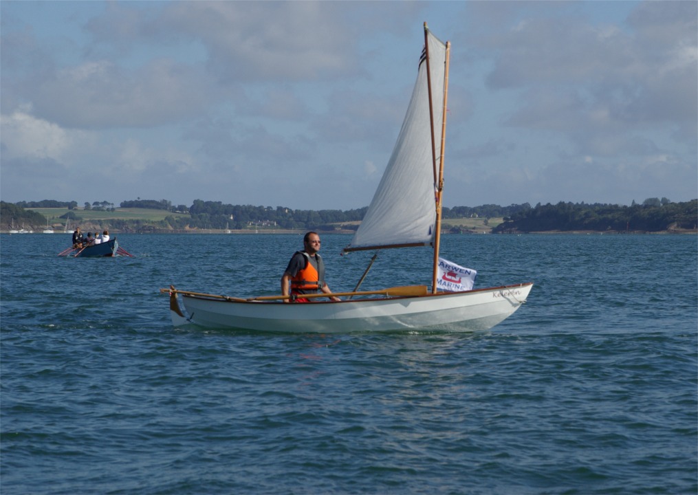 Seconde photo sous voile, avec un doris lourdement arm&eacute; &agrave; l'arri&egrave;re-plan : une jolie image prise par Fran&ccedil;ois Lang. 
