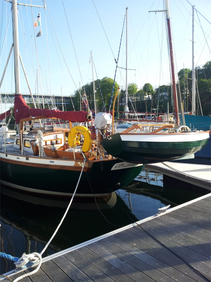 Pour les endroits trop courts (ou trop chers), Claude peut mettre la Prame d'Eastport en pont&eacute;e et relever les bossoirs pour revenir &agrave; la longueur HT de la coque principale. Simple et &eacute;l&eacute;gant.