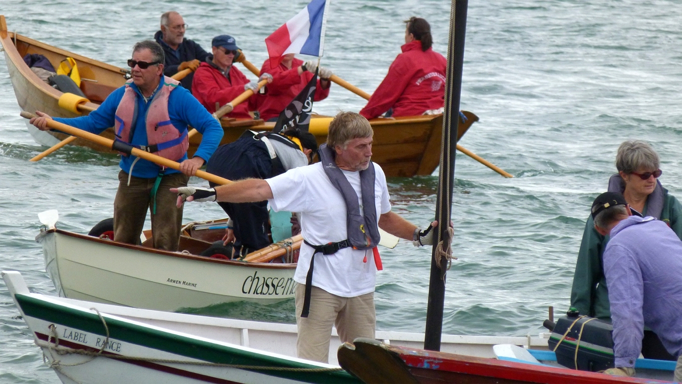 Didier range ses avirons pour l'arrivée sur la grève.