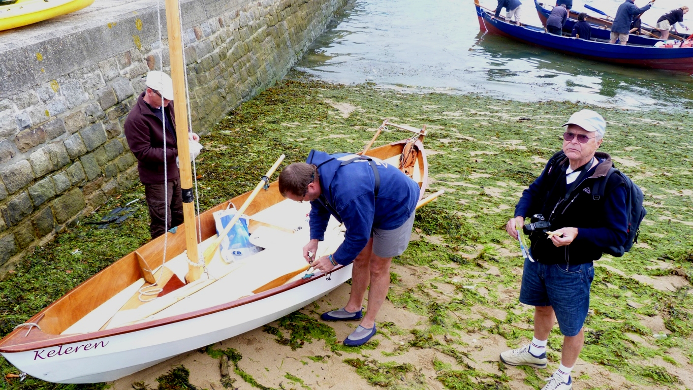 Keleren, avec son patron Denis, en bleu, et à droite Claude, skipper d'un autre Skerry, Babyole, mais venu "à pied" pour naviguer avec Denis sur Keleren le dimanche. 