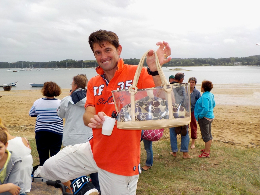 Messieurs, ne sortez plus sans ce tr&egrave;s pratique et &eacute;l&eacute;gant sac &agrave; main qui vous permettra de vous faire des amis tout en vous pr&eacute;servant de la d&eacute;shydratation ! 