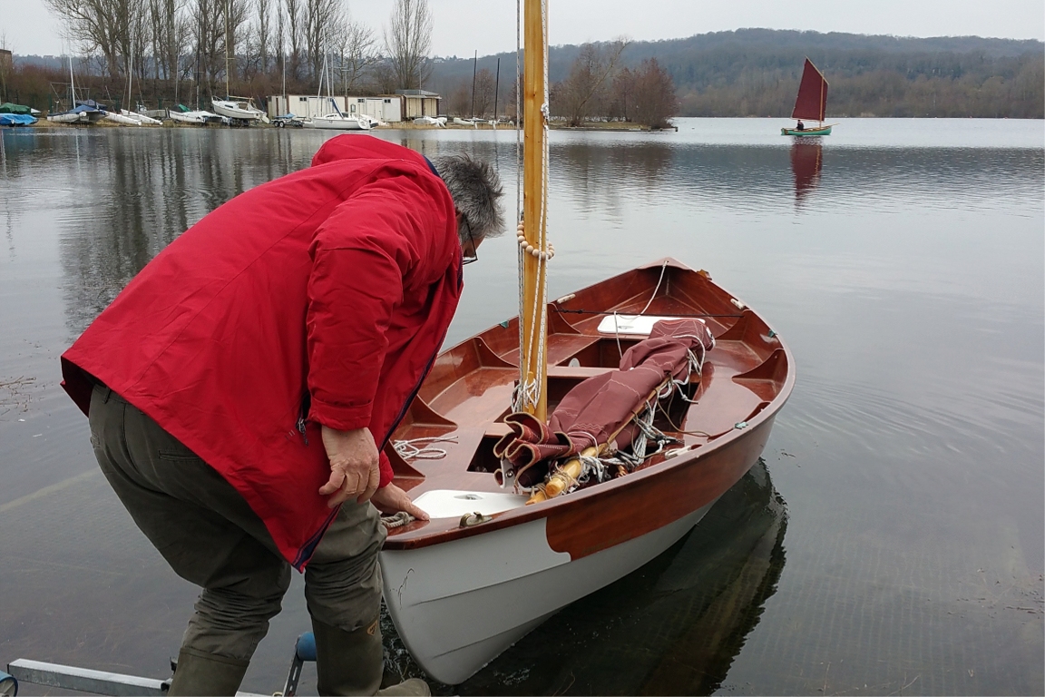 Ignorant du probl&egrave;me, je proc&egrave;de &agrave; la mise &agrave; l'eau de Gandalf, qui n'a plus navigu&eacute; depuis la saison 2013, car en 2014 j'utilisais le Silmaril et en 2015 le Skerry Raid. C'est le Silmaril N&deg;1 de Paul que l'on aper&ccedil;oit d&eacute;j&agrave; sur l'eau au second plan. 