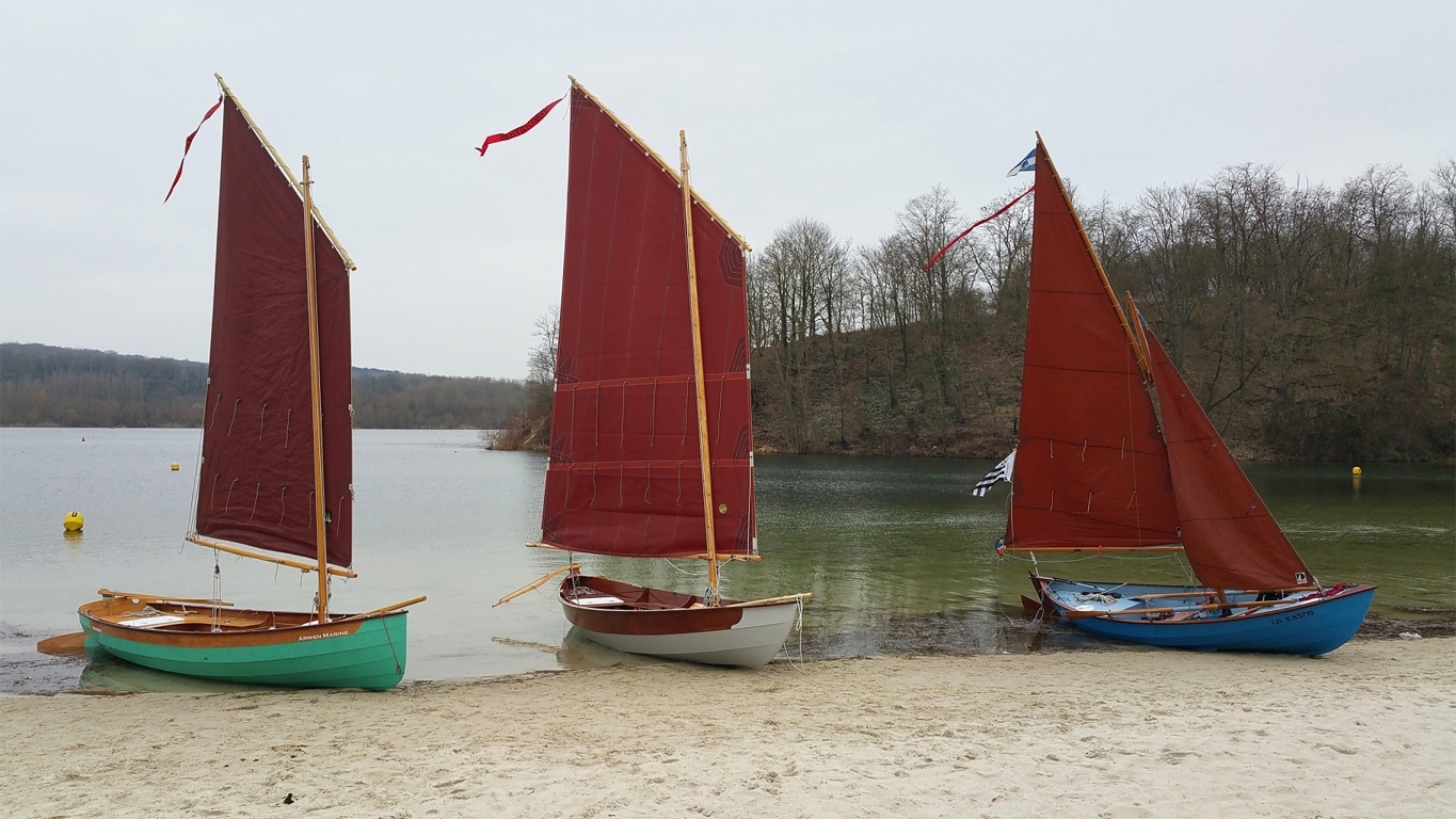 "Point-Virgule" ne navigant finalement pas, nous ne sommes que trois bateaux pour ce petit &eacute;chauffement (bien frais tout de m&ecirc;me) de d&eacute;but de saison. Dominique (skipper du Skerry Na&iuml;ma) s'est joint &agrave; nous, mais sans son bateau, pas encore rapatri&eacute; du sud. 