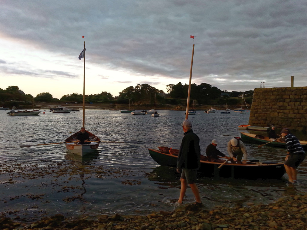 L'heure de la marée nous oblige à nous lever avant le jour pour partir assez tôt afin d'avoir le temps de faire le tour de l'ile sans risquer de rester bloqués en route. Cela dit, il était tout de même près de 8h quand cette photo a été prise. 