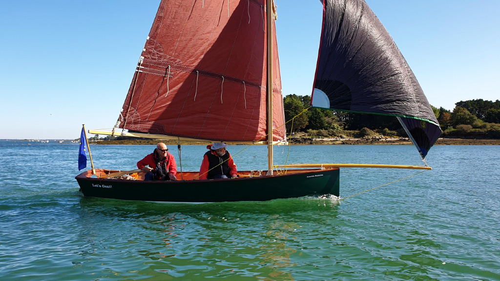 Puis je suis allé retrouver quelques amis sur le Golfe du Morbihan pour un super weekend de navigation avec des conditions très variables, du petit temps comme sur cette photo de Ronan L. à une belle brise de 15 noeuds avec rafales à 25 noeuds qui m'a permis de retester le planing sur mon Goat Island Skiff. 