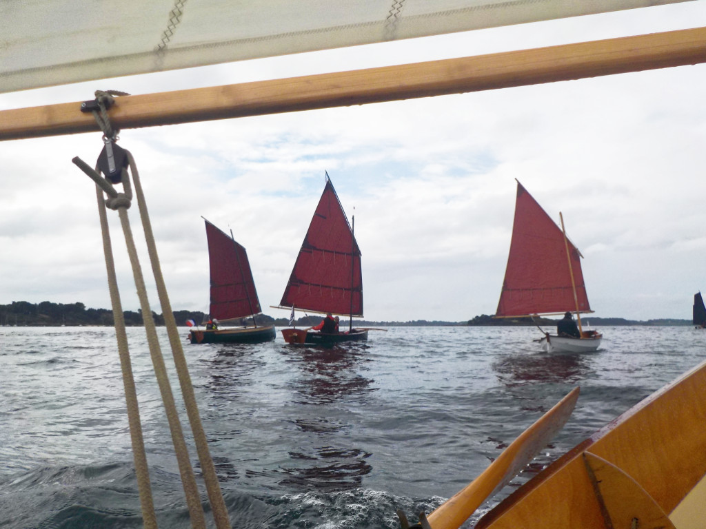 Toujours sur les longueurs de coque : le Silmaril à gauche fait 4.60 m, le Goat Island Skiff au centre fait 4.73 m et le Skerry à droite 4.57 m. Par contre, le Skerry présente des élancements importants, alors que la longueur à la flottaison des deux autres est quasiment identique à la longueur hors tout. 