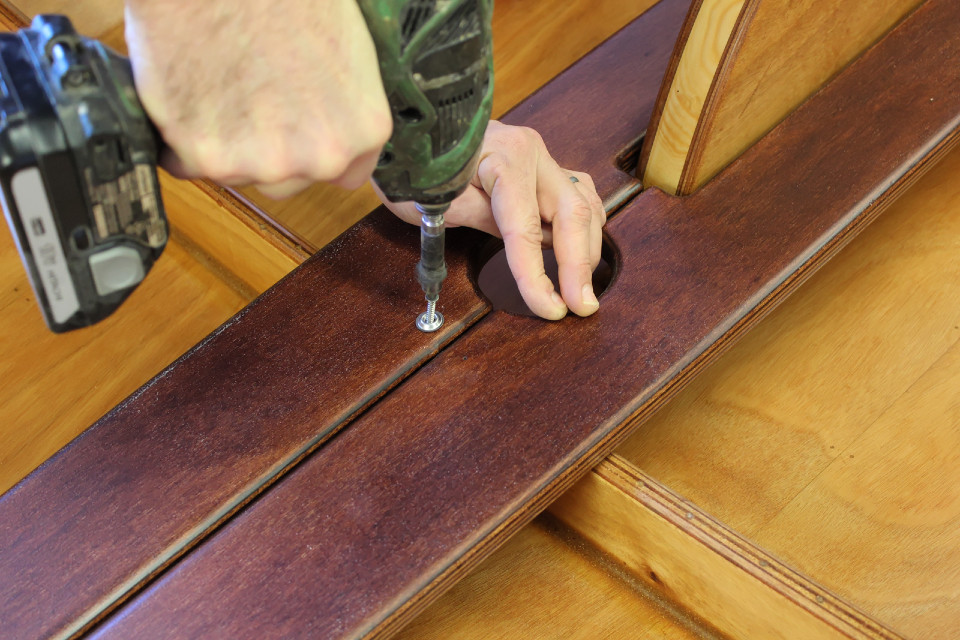 Les planchers sont viss&eacute;s sur les membrures. En effet, il pourra &ecirc;tre utile de les d&eacute;monter afin de revernir ou repeindre l'int&eacute;rieur de la coque. 