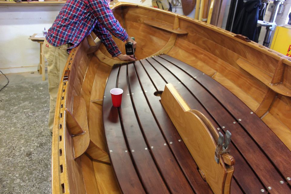 La teinte rouge obtenue par pigmentation de l'époxy produit un contraste plaisant entre le bordage et les planchers. 