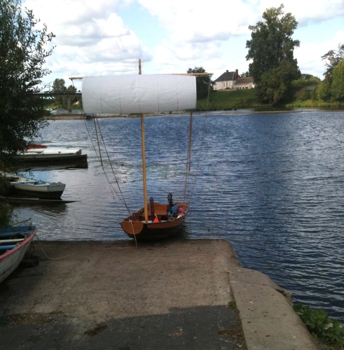 Alain nous envoie trois images de sa "Futerette". Le fûtereau ou fûtreau était un type de bateau de 6 à 8 m de long, petit chaland servant notamment à la pêche, sur la Loire. Alain a fait réaliser une voile et une vergue afin de gréer cette voile carrée typique de 9 m2 sur son PassageMaker démontable. 