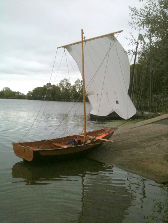 Cette voile est grande ! Alain écrit : "Pour le reste j'ai continué mes navigations sur le Cher et fait des reconnaissances sur la Loire et le Cher. J'espère pouvoir inaugurer la navigation sur la Loire en octobre. Le Cher offre cependant plus de perspectives car il est navigable sur 62 Km en continu (moyennant le passage de 15 écluses !). On peut donc même envisager de partir pour plusieurs jours d'autant que le parcours est jalonné de campings. Pour l'heure, j'espère bientôt aller passer sous les arches du chateau de Chenonceaux." 