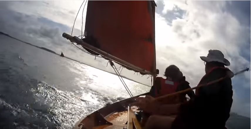 J'ai utilisé une petite caméra type gopro fixée sur la barre pour filmer notre trajet d'Arradon à l'ile Ilur, le samedi 10 septembre. Vent de force 4 avec rafales à 5, petit clapot. Nous sommes 3 à bord de "Gandalf", j'ai pris un ris et ça marche bien. Nous croisons le canoë à voile "La Civelle" de Frédéric. C'est un Shearwater de Solway Dory, et il marche bien. 