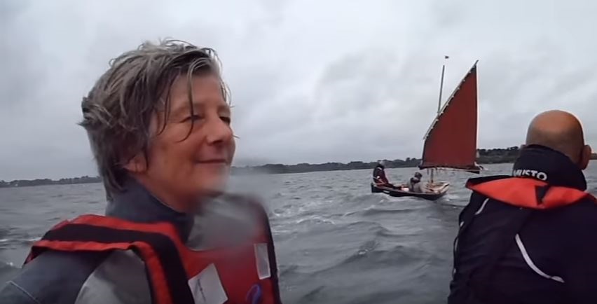 J'ai aussi mis deux petites vidéos tournées sur "Gandalf" le samedi 10 septembre par bonne brise : l'aller vers l'ile d'Ilur, et le retour. La première est faite avec une gopro fixée sur la barre, la seconde avec un petit APN étanche permettant de varier un peu le point de vue.