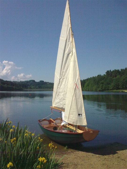 Et revoici "Pélican", le joli PassageMaker construit par André, qui a récemment converti son bateau par addition du kit "voile" standard. C'était également la découverte de la navigation à voile pour André, qui fait cet apprentissage sans peine grâce à la facilité de son bateau. 