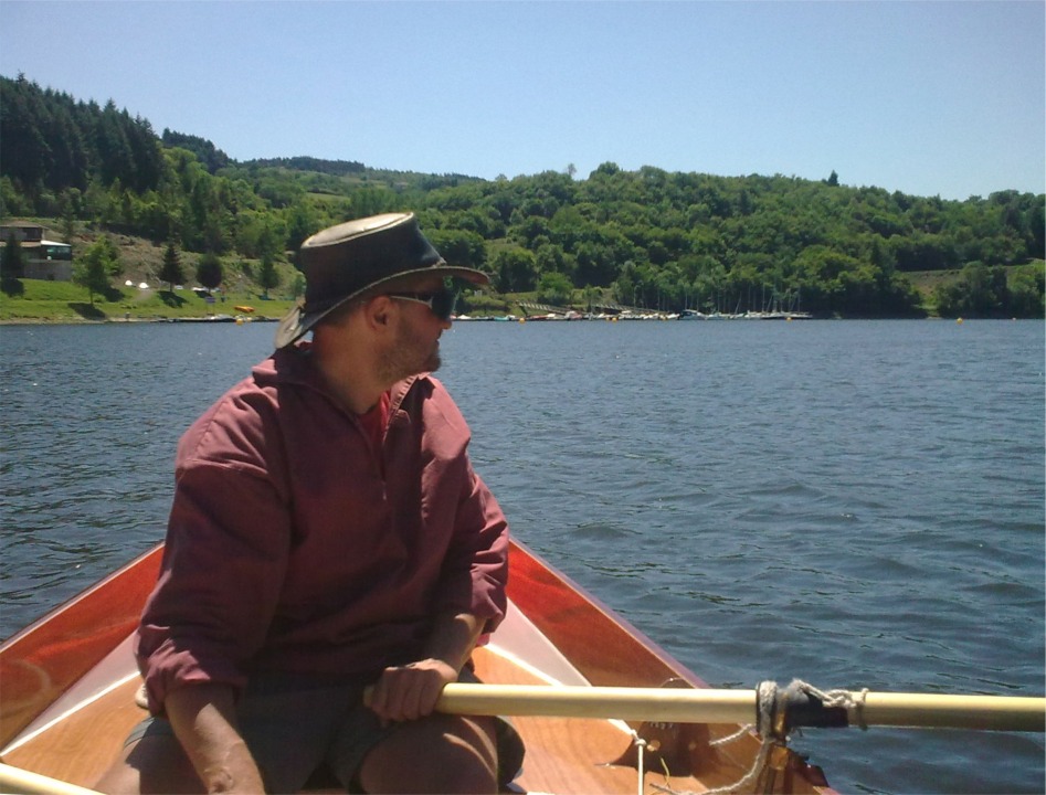 Toujours selon André : "Tout ça ne fait pas oublier le plaisir de l'aviron comme en témoigne la dernière photo, arrivée au port de Bully, dans les gorges de la Loire, par une journée torride. Par curiosité j'ai chronomètré le passagemaker en étant deux à bord et à la rame. Verdict : 6,7 Km/h. Pas trop mal ?" Plutôt très bon pour un bateau qui n'a pas l'apparence d'un skiff (et nettement plus de place à l'intérieur !) 