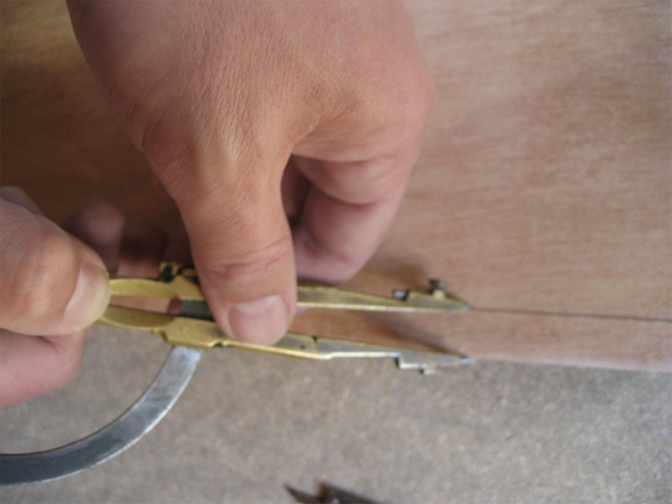 Voici d'autres photos de construction de PassageMaker : elles nous sont envoy&eacute;es de Saint-Etienne par Andr&eacute;. Ici, Andr&eacute; trace pour faire les trous des sutures sur le bord de l'un de ses bord&eacute;s. 