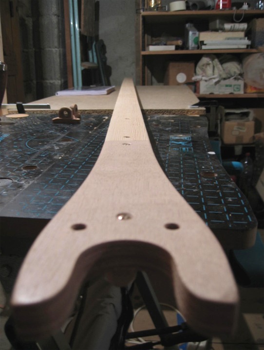 André m'envoie les six images suivantes : il a commencé à installer le kit "voile" sur son PassageMaker baptisé "Pélican". Il s'agit ici de la bôme, avec la fourche d'articulation sur le mât, qui remplace avantageusement un vit-de-mulet (plus simple, plus sûr et moins onéreux). 