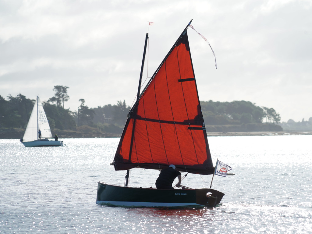 Je complète avec trois images prises sans le drone. Ici, c'est mon Goat Island Skiff "Let's Goat!" avec un ris dans la misaine. J'ai longtemps pensé que la seconde bande de ris était beaucoup trop haute et que je n'aurais jamais l'occasion de l'utliser, mais j'ai été fort aise de la trouver le second jour du Challenge Naviguer Léger. 