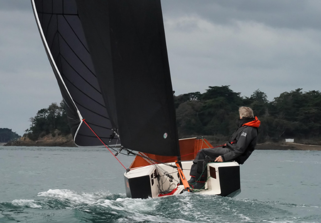 La position assise est très confortable car la hauteur de l'assise est suffisante, ce qui est rarement le cas sur nos petits bateaux. 