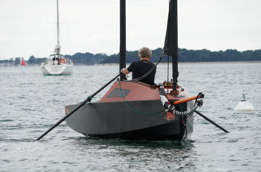 Si si, le RoG est bien un voile-aviron ! Il est clair que l'on ne ramera que quand on y sera contraint, car le fardage de la bête est important. 