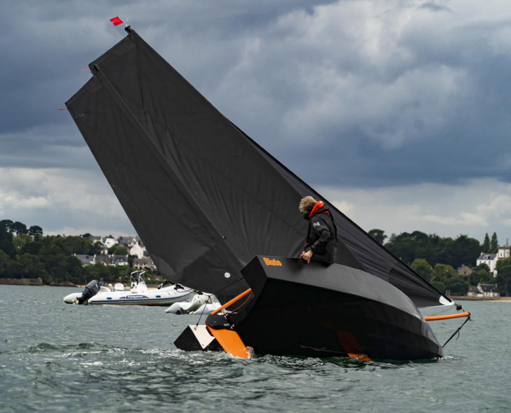 Toujours pas... Et le centre de gravité du skipper se rapproche du centre de carène ! A voir ce qui reste de safran dans l'eau, on se demande comment celui ne devient pas inopérant. 