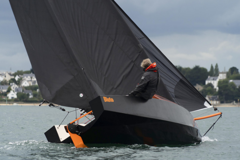 L'angle de barre (à l'abattée) nous montre que le gennaker ne fait pas abattre le RoG et que William ne considère pas encore qu'il est temps de déventer pour revenir plus près de l'horizontale... 