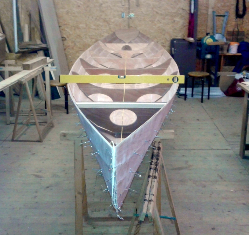 Alain m'envoie de Suisse cette photo du Wherry d'Annapolis Tandem qu'il est en train de construire &agrave; partir des plans. Alain nous &eacute;crit : "&Ccedil;a avance fort et c'est un vrai plaisir, on est pr&ecirc;t &agrave; coller ! G&eacute;nial &agrave; tout point de vue !" On dirait que &ccedil;a va, ou bien? 