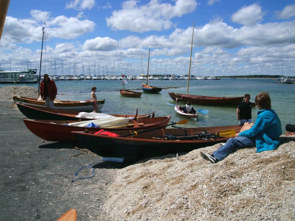 La flottille est en pause pendant le pique-nique de ce dimanche, sauf le Wood Duck, que Rémi re-teste. En partant du premier plan et en tournant dans le sens des aiguilles d'une montre, on a le Doris 17 "Aldies II", le Skerry "Bahari", le Skerry "Piff", le Skerry modifié "Anouket", "Jouvence", "Tournepierre", "Gandalf". 