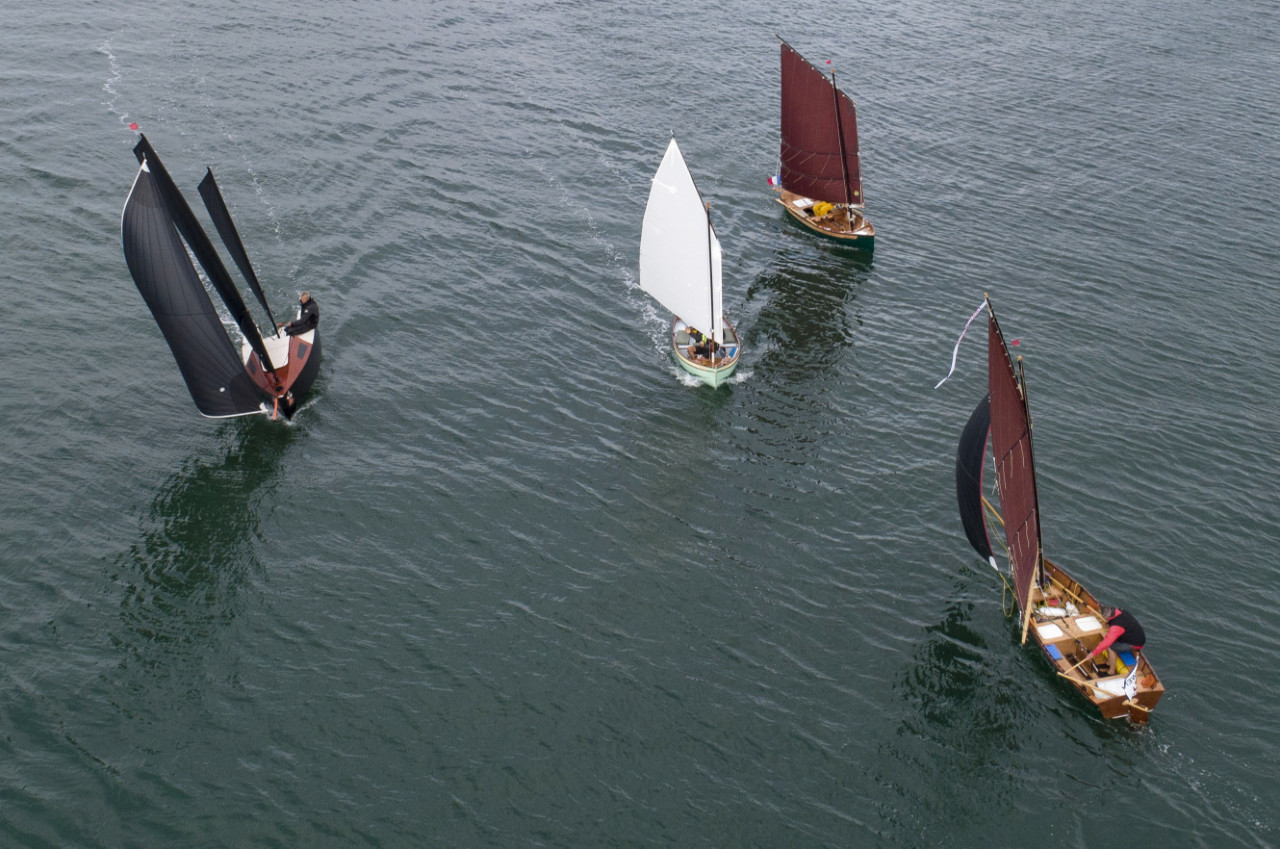 J'ai livré dérive et gouvernail à William lors du Challenge Naviguer Léger 2020, qu'il a fait à bord de Gandalf, puis il a gréé le bateau et nous avons pu l'essayer fin août sur le Golfe du Morbihan, mais c'est une autre histoire... Photo : Hervé Bellenger. 