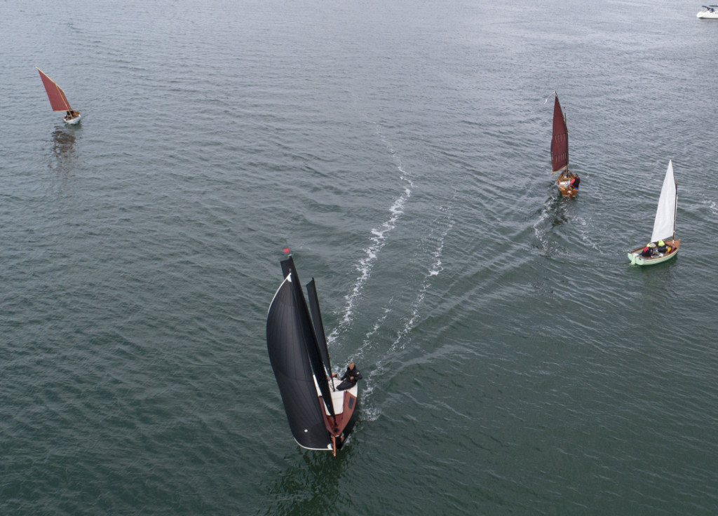Un des deux Skerry est visible dans le haut de l'image. Il est amusant de se dire que la longueur de coque du Skerry est presque la même que celle du RoG (3 pouces de plus pour le RoG). 