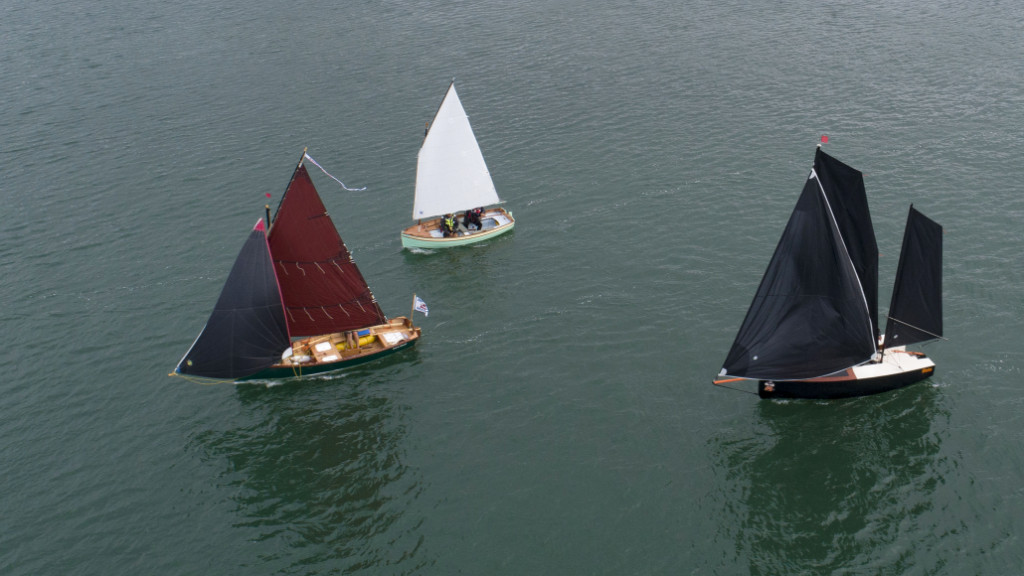 Mon propre gennaker est presque deux fois plus petit que celui de William, mais le Goat Island Skiff est près de trois fois plus léger que le RoG (1.5 fois avec le skipper). 