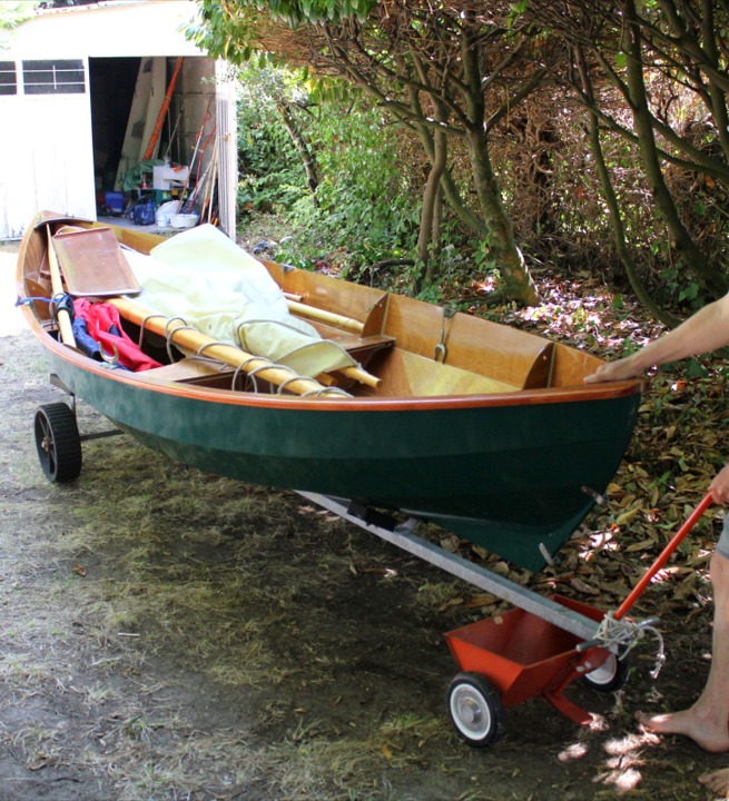 Alain �crit : "Son transport jusqu'� la plage a �t� r�alis� gr�ce � l'association inattendue d'une remorque et ... d'un semoir � gazon, sa mise � l'eau est toujours salu�e par bon nombre de touristes..." Habile solution !