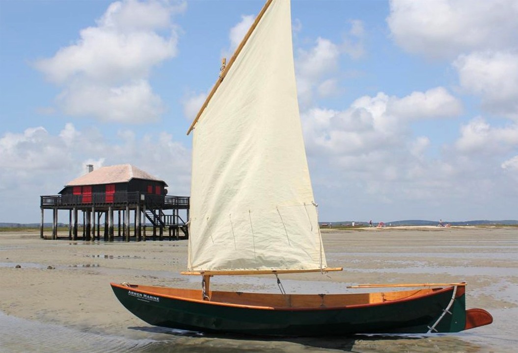 Le Skerry pr�t � prendre la mer devant une cabane typique du bassin d'Arcachon, maison sur pilotis que l'on dit "tchanqu�e", du nom des � chancas �, les �chasses utilis�es jadis par les bergers dans les Landes mar�cageuses.