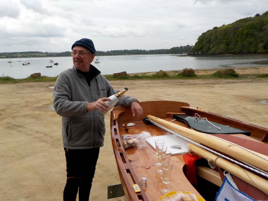 Le 7 mai 2015, Herv&eacute; a baptis&eacute; et lanc&eacute; sur la Rance Agathe, le Silmaril qu'il a construit cet hiver. Denis (du Skerry Keleren) &eacute;tait l&agrave;, et ils ont &eacute;t&eacute; rejoints par Didier avec son Skerry Chasse-Mar&eacute;e pour re-naviguer le lendemain. Ces deux journ&eacute;es font l'objet d'un reportage superbe &agrave; voir sur le site de Denis.