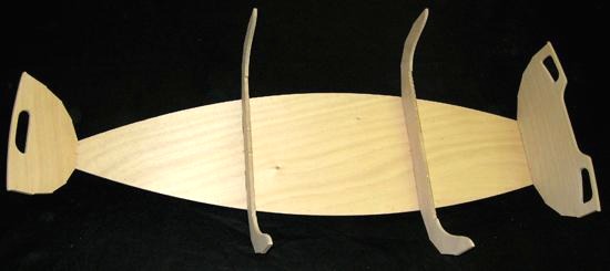 La sole avec la marotte, les deux membrures et le tableau arri&egrave;re. Les pi&egrave;ces sont assembl&eacute;es gr&acirc;ce &agrave; des "sutures" en fil de cuivre. 