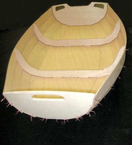 Les autres bord&eacute;s suivent jusqu'&agrave; ce que la coque soit totalement mont&eacute;e. On voit tr&egrave;s bien ici les "sutures" de fil de fil de cuivre qui accrochent l'avant des bord&eacute;s sur la marotte (ou est-ce l'inverse ?) 