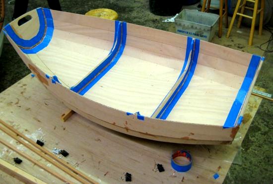 Phase optionnelle, mais souhaitable si l'on souhaite vernir ult&eacute;rieurement : la bande adh&eacute;sive bleue sert &agrave; masquer autour des futurs joints-cong&eacute;s d'&eacute;poxy charg&eacute;e qui vont "souder" ensemble les diff&eacute;rents &eacute;l&eacute;ments. 