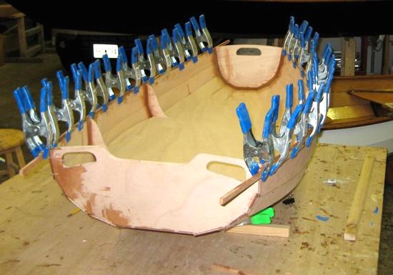 Collage du second pli des listons. Sur une prem&egrave;re version du kit, les listons &eacute;taient d'une seule &eacute;paisseur, mais cela les rendait trop raides et ils applatissaient le haut du bord&eacute;. 