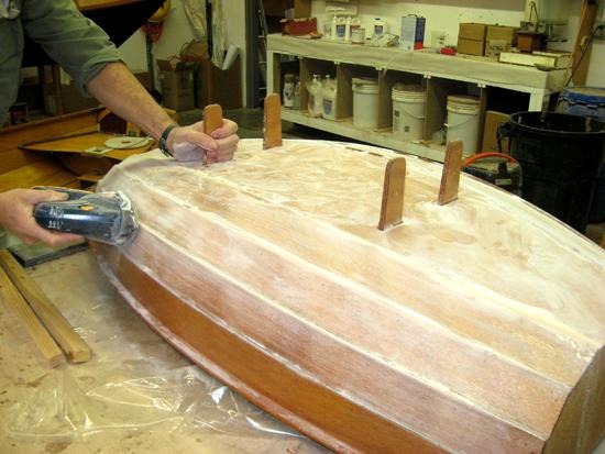 Pon&ccedil;age (ou plut&ocirc;t "&eacute;grenage") de la surface du contreplaqu&eacute;. 