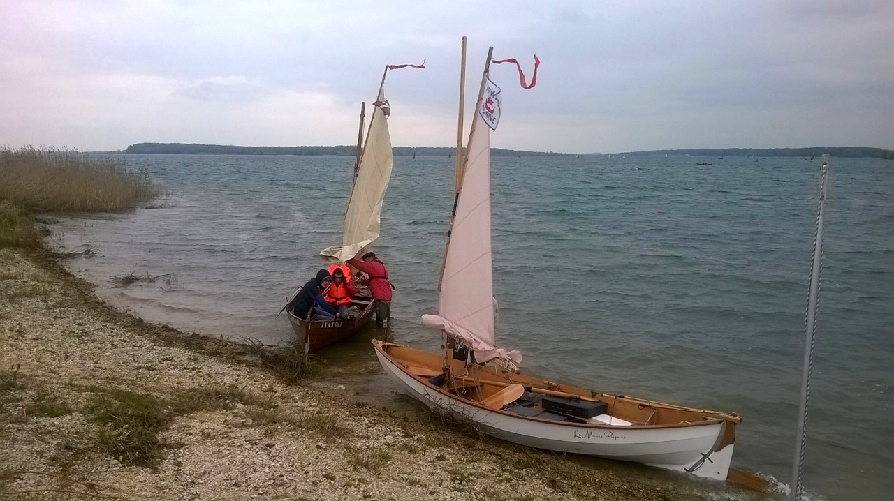 La brise souffle un bon force 4 ce vendredi 23 avril sur le lac du Der. Charles-Edouard s'apprête à appareiller en compagnie de ses deux fils sur son Elorn "Txakoli", après avoir pris deux ris dans sa misaine. Sur le Skerry "La Marie Pupuce", Gérard a pris trois ris : il y a plus de toile en tas sur la bôme que ce qui reste exposé au vent ! 