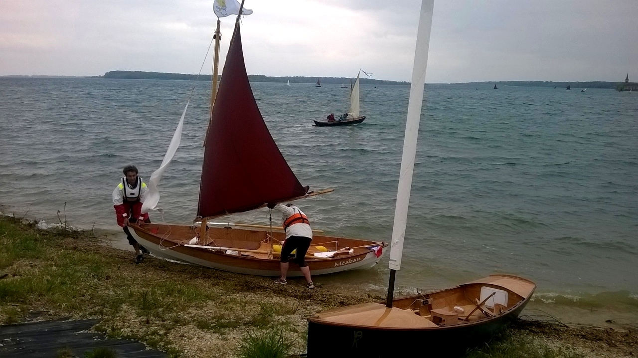 Jérôme et Sylvie ont pris l'unique ris de leur misaine et s'apprêtent à prendre la mer (si 'jose ainsi dire) sur leur Skerry "Méaban", à la poursuite du Doris 17 "Aldies II" de Martial, tandis que personne ne semble vouloir se risquer sur l'eau à bord de la Yole de Chester "Atipik" de Pierre. 