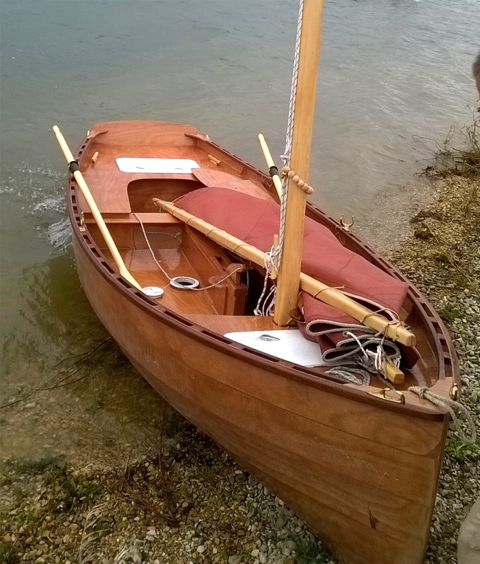 Le Silmaril "Mounouf" semble prêt à repartir pour tirer quelques bords sur le lac. Notez la trappe ronde ouverte : elle donne accès au nable qui permet de remplir le réservoir de ballast liquide tribord, et fait aussi office d'évent. 