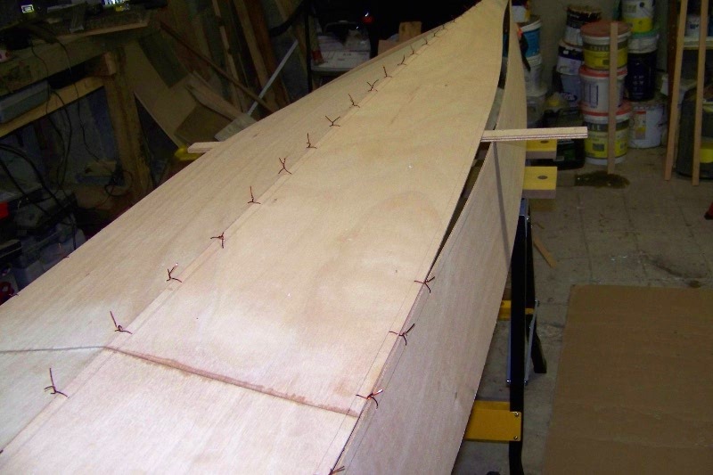 Les deux bord&eacute;s de fond sont ouverts et cousus tout le long de la ligne du bouchain. Beno&icirc;t appelle cette image "Couzation du fond"... 